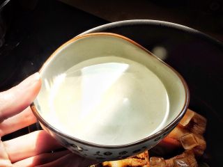 11、肥而不腻 香糯酥烂的 东坡肉,倒入小半碗酒