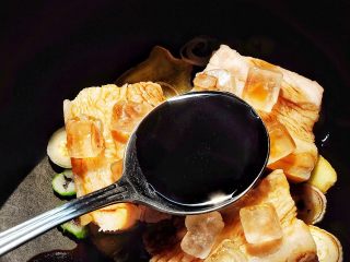 10、肥而不腻 香糯酥烂的 东坡肉,倒入老抽