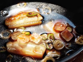 12、肥而不腻 香糯酥烂的 东坡肉,再加入少量水(没过肉即可)