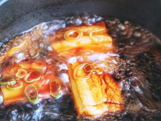 13、肥而不腻 香糯酥烂的 东坡肉,盖上锅盖，开小火煮2小时
