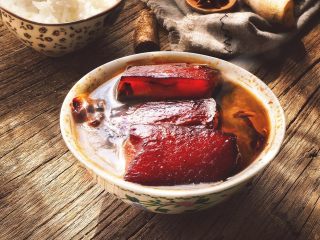 15、肥而不腻 香糯酥烂的 东坡肉,蒸好的肉还是出了蛮多油的，上面一层全都是，用勺子撇掉浮油，再配一碗米饭，开吃吧！