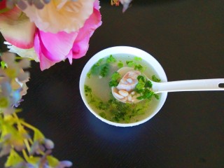 1、花生猪脚汤,花生猪蹄汤。