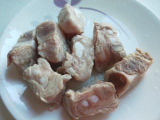 2、花生猪脚汤,猪蹄剁成小块焯一水。