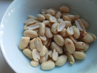 3、花生猪脚汤,去皮花生米半碗。