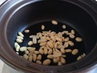 4、花生猪脚汤,花生洗干净放入砂锅。