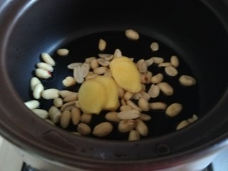5、花生猪脚汤,放入姜片。