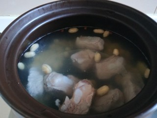6、花生猪脚汤,倒入猪蹄，加入适量水。