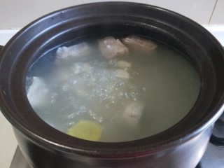 8、花生猪脚汤,放入锅中大火烧开小火慢炖两个小时左右。