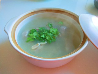 9、花生猪脚汤,倒入小砂锅，盐，香菜。