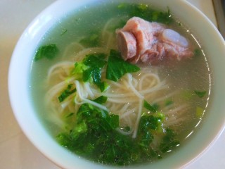 11、花生猪脚汤,熬汤就是给小宝宝煮一碗骨汤面。