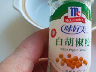 10、花生猪脚汤,胡椒谁喜欢自己放。