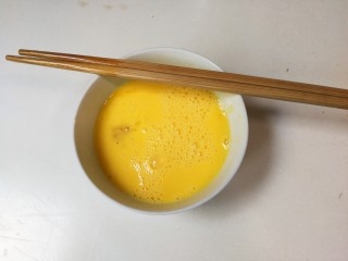 5、糖桂花酒酿蛋花,鸡蛋打散均匀