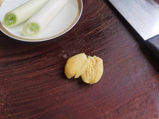 3、牛肉炖豆腐,大葱切成葱段，生姜用刀拍散。