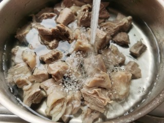 5、牛肉炖豆腐,然后用温水将牛肉块上面的血沫和杂质冲洗干净。