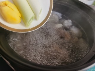 7、牛肉炖豆腐,放入葱段和姜块。