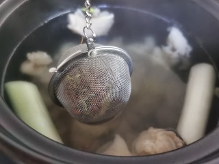 8、牛肉炖豆腐,将花椒、八角，桂皮、香叶放入调料包里，然后放入砂锅中。