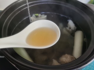 9、牛肉炖豆腐,再加入少许的料酒。