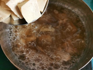 13、牛肉炖豆腐,将焯好水的豆腐放入牛肉汤里。