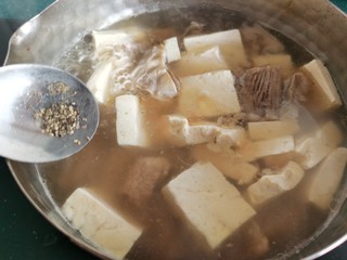 14、牛肉炖豆腐,加入少许胡椒粉，煮牛肉时盐和生抽已经放过了，此时可尝尝牛肉汤的咸淡，根据情况看看是否加盐。