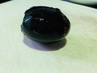 5、黄瓜皮蛋汤,皮蛋剥壳;