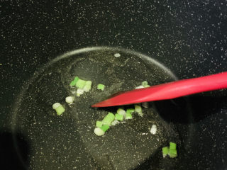 8、黄瓜皮蛋汤,炒香;