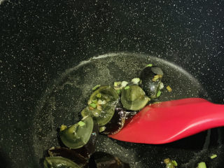 10、黄瓜皮蛋汤,炒香;