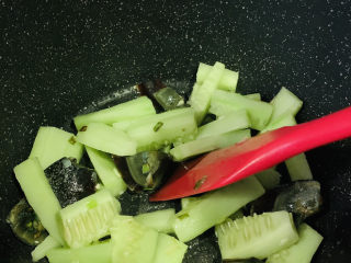 12、黄瓜皮蛋汤,翻炒;