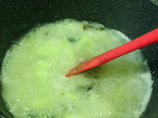 18、黄瓜皮蛋汤,搅拌均匀;