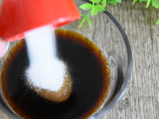 3、老醋花生这样做、酸甜适口又酥脆、简单好学,倒入15g生抽、30g醋、8g糖、15g蚝油、0.5g盐，拌匀