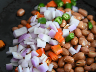 9、老醋花生这样做、酸甜适口又酥脆、简单好学,倒入放凉的花生米、配菜