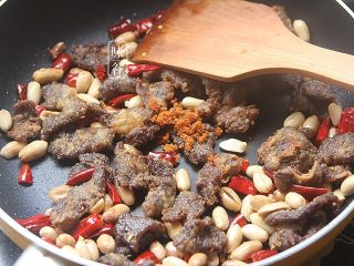 14、椒盐牛肉,倒入炸好的牛肉翻炒，放入一小匙椒盐，翻炒均匀即可.