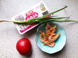 1、西红柿虾干豆腐羹,首先我们准备好所有食材