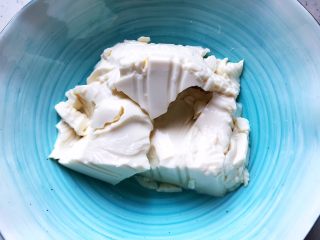 2、西红柿虾干豆腐羹,内酯豆腐去外包装,放入大碗内