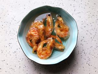3、西红柿虾干豆腐羹,虾干剪去虾枪虾须,用温水浸泡片刻