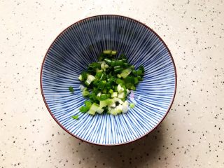 4、西红柿虾干豆腐羹,小葱洗净之后切圈