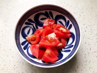 5、西红柿虾干豆腐羹,西红柿去皮洗净之后切成块