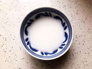 6、西红柿虾干豆腐羹,准备一小碗水淀粉