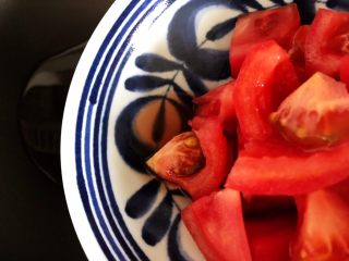 9、西红柿虾干豆腐羹,待锅内油七分热时下西红柿