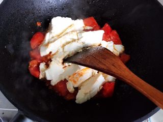 13、西红柿虾干豆腐羹,用锅铲推炒,不是翻炒