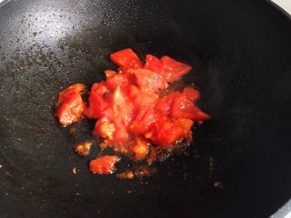10、西红柿虾干豆腐羹,中小火煸炒至西红柿出沙