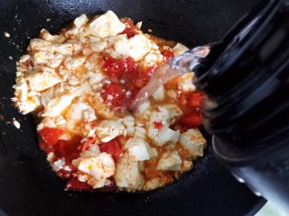 14、西红柿虾干豆腐羹,加适量热开水