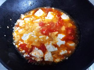 15、西红柿虾干豆腐羹,水不要太多,不然就变成汤而不是羹了