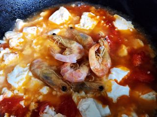 16、西红柿虾干豆腐羹,加入泡软的虾干