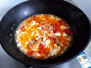 17、西红柿虾干豆腐羹,大火烧开