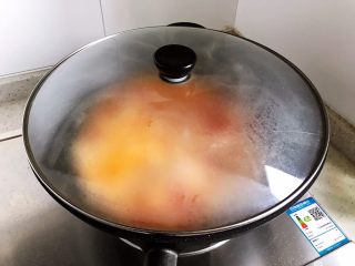 18、西红柿虾干豆腐羹,盖上锅盖,转中小火焖煮5分钟