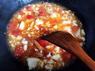 22、西红柿虾干豆腐羹,搅拌至汤羹变的稍稍粘稠