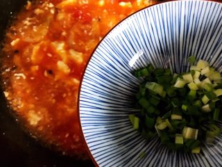 23、西红柿虾干豆腐羹,加入小葱,即可