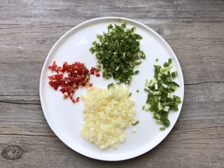 4、凉拌香辣皮蛋,青红椒和蒜瓣切碎、切葱花