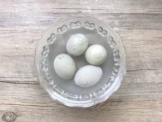 5、凉拌香辣皮蛋,皮蛋煮好放凉水里浸泡一下再剥壳