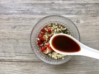 10、凉拌香辣皮蛋,生抽1汤匙